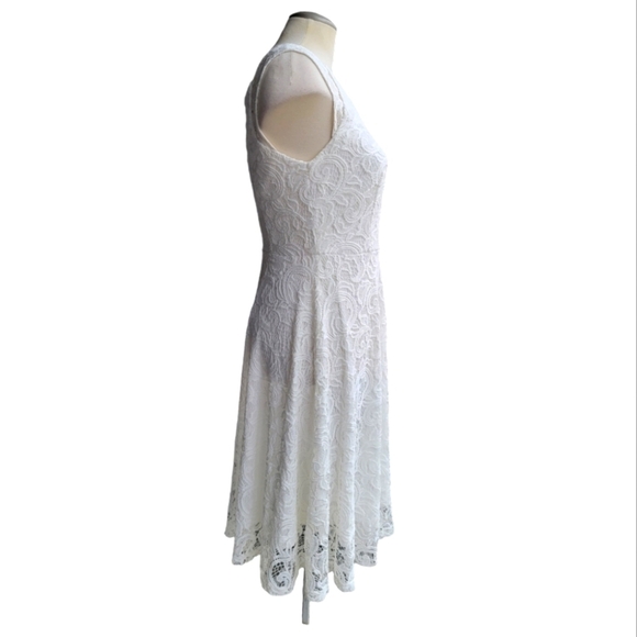 Dressystar | White Lace V-Neck Sleeveless Mid-Length Dress - Picture 2 of 9